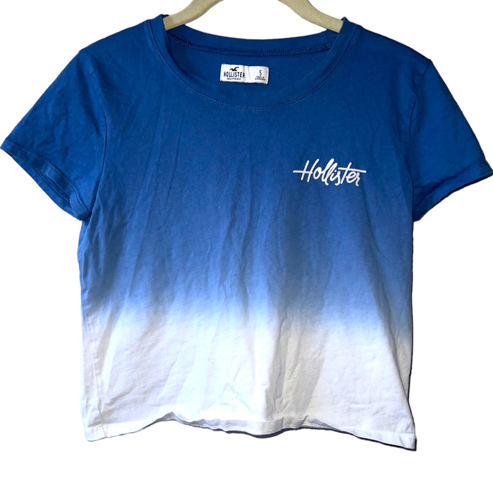 𝐇𝐎𝐋𝐋𝐈𝐒𝐓𝐄𝐑 | BLUE AND WHITE SPLIT OMBRE CROP TOP